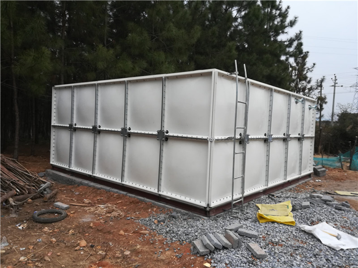 選用玻璃鋼水箱時(shí)有哪些使用說(shuō)明